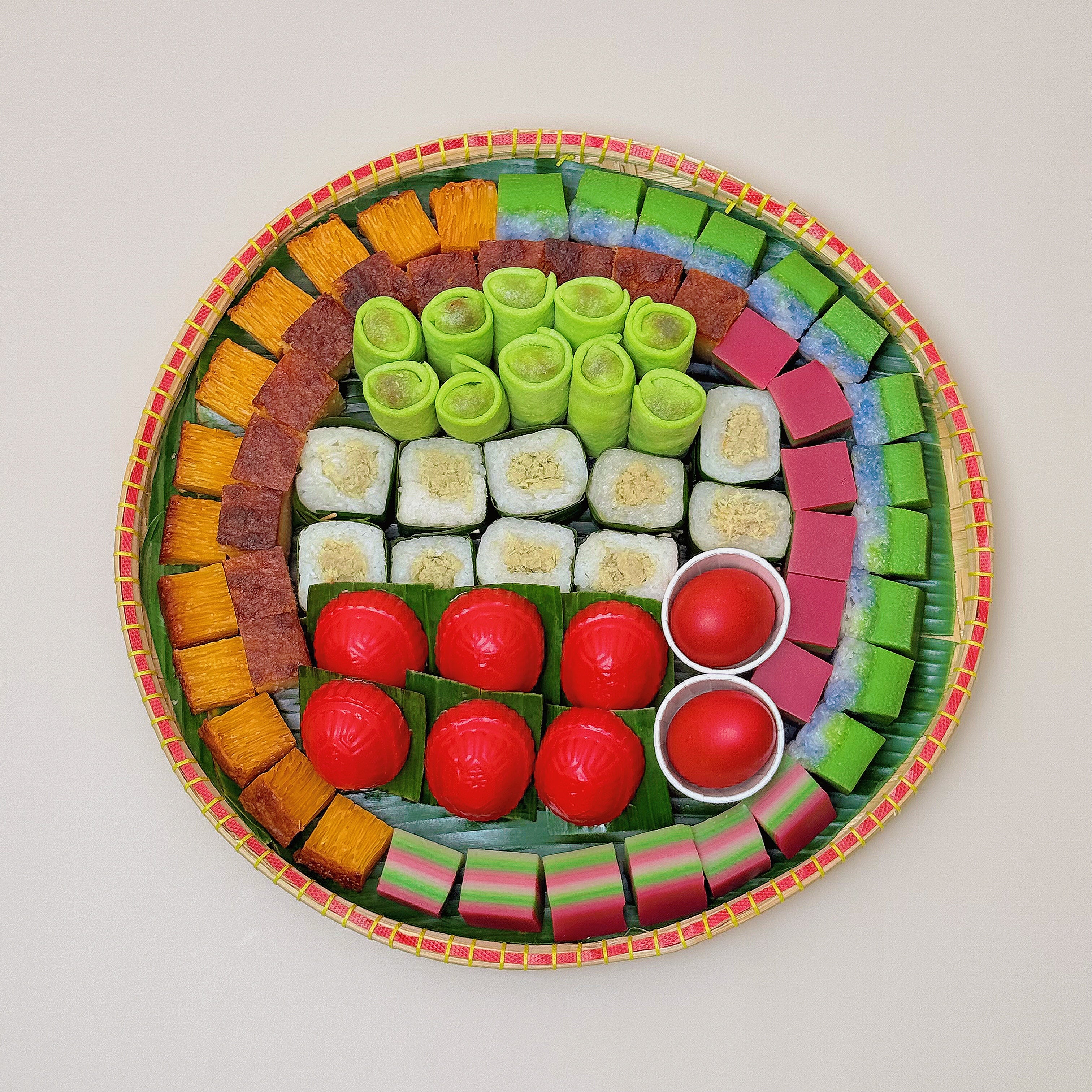 **Bite-size Large Kueh Bamboo Platter with AKK & eggs (74pcs)