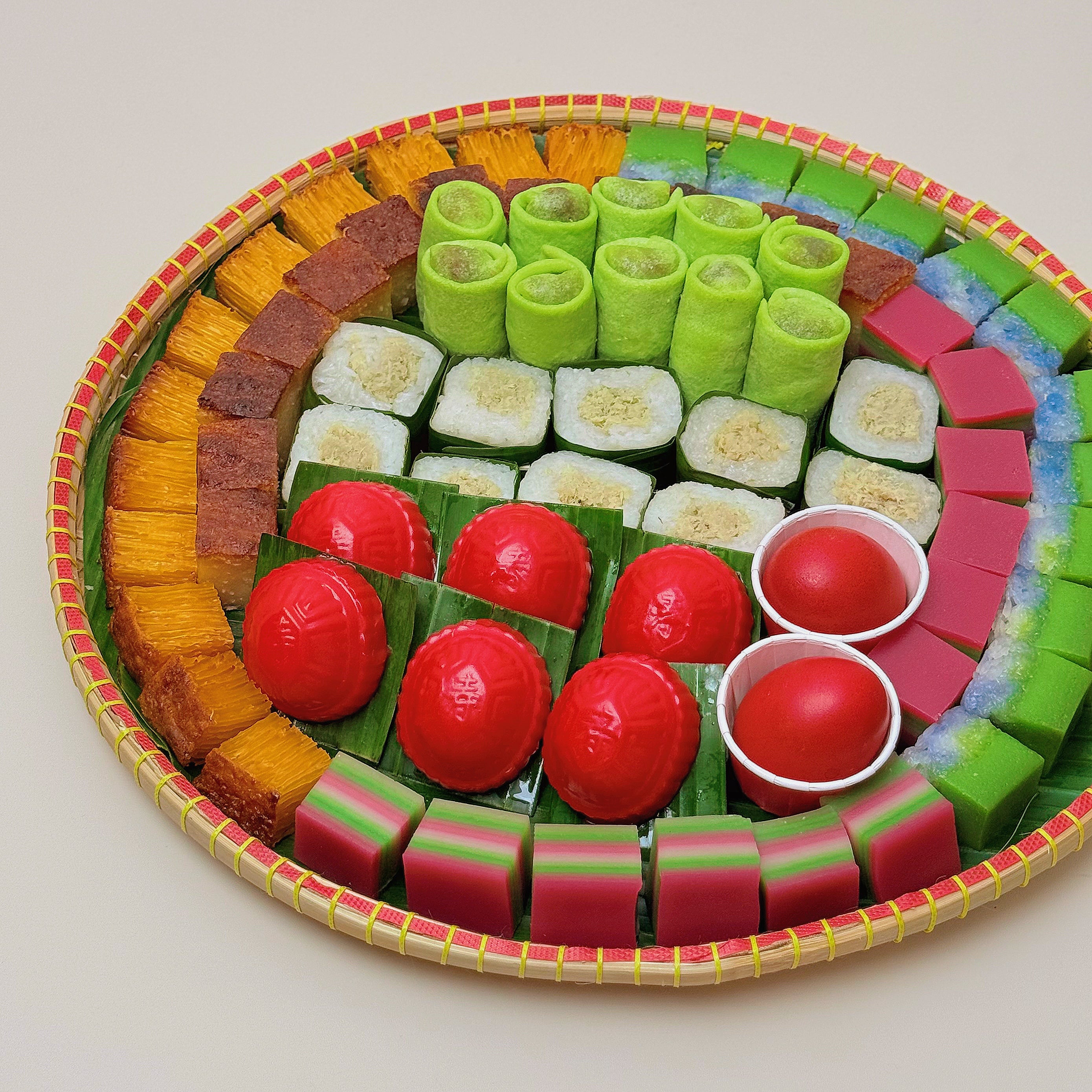 **Bite-size Large Kueh Bamboo Platter with AKK & eggs (74pcs)