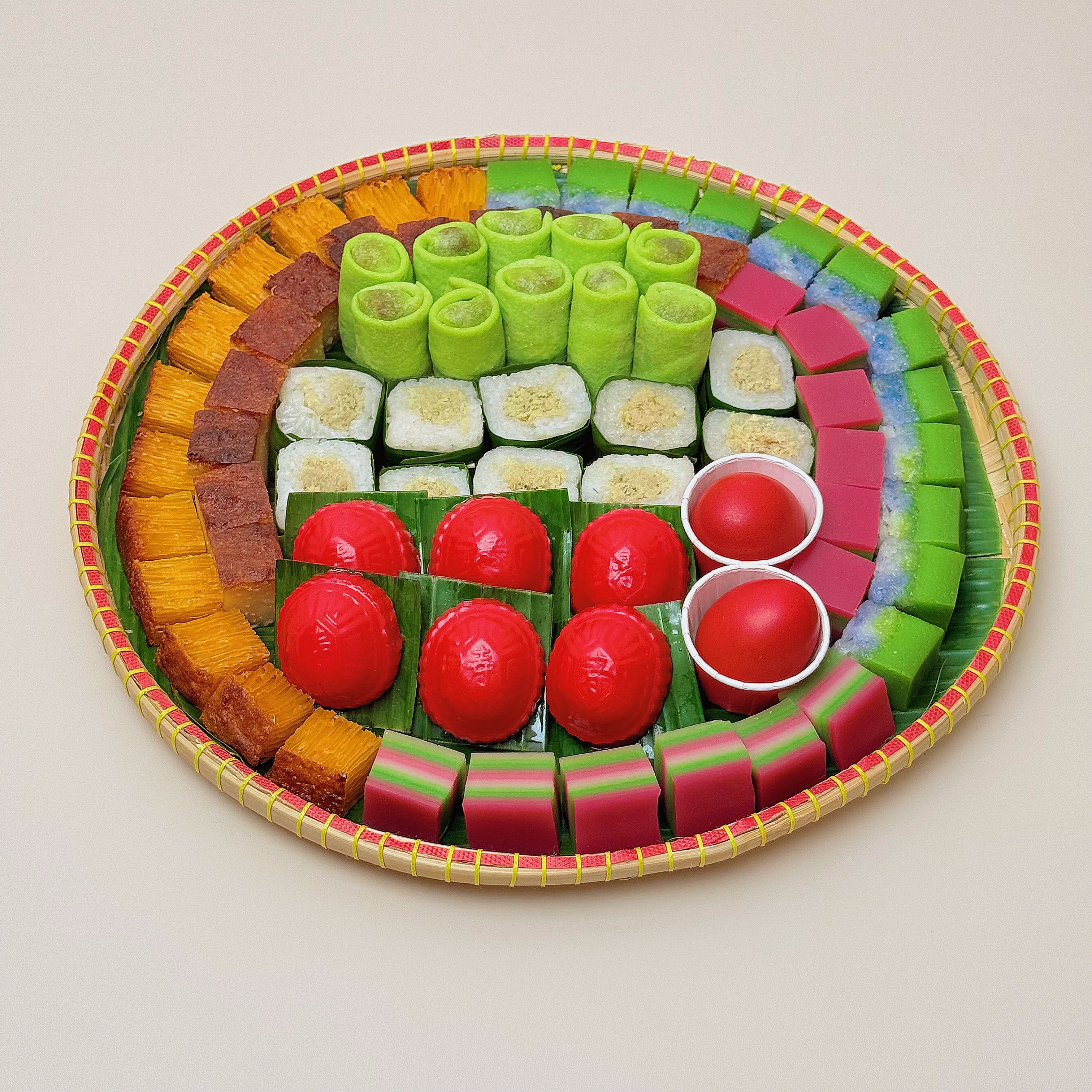 **Bite-size Large Kueh Bamboo Platter with AKK & eggs (74pcs)