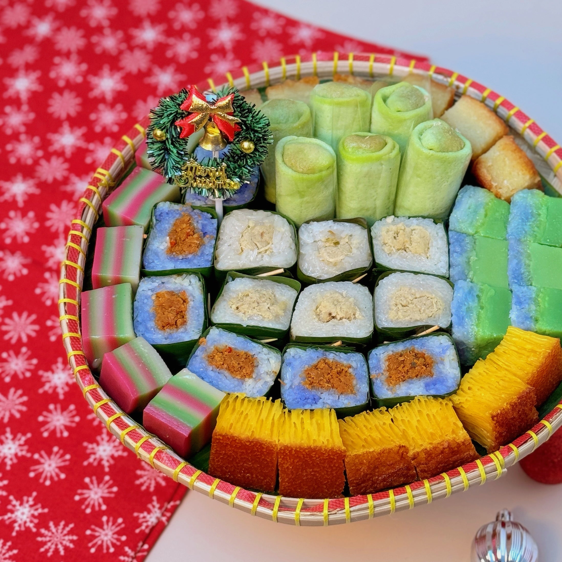 **Bite-size Kueh Small Bamboo Platter (42 pcs Christmas Edition)